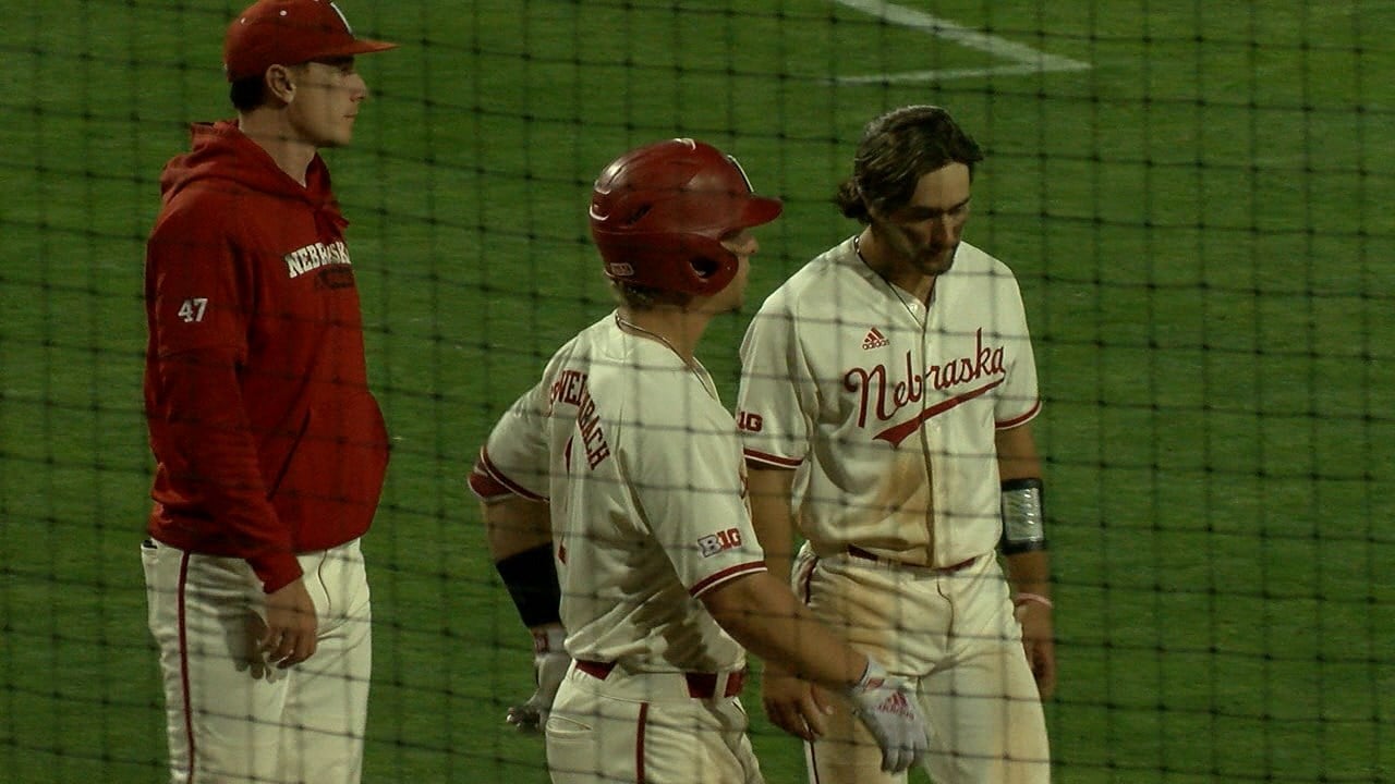 Huskers fall short in series finale, Big Ten title race