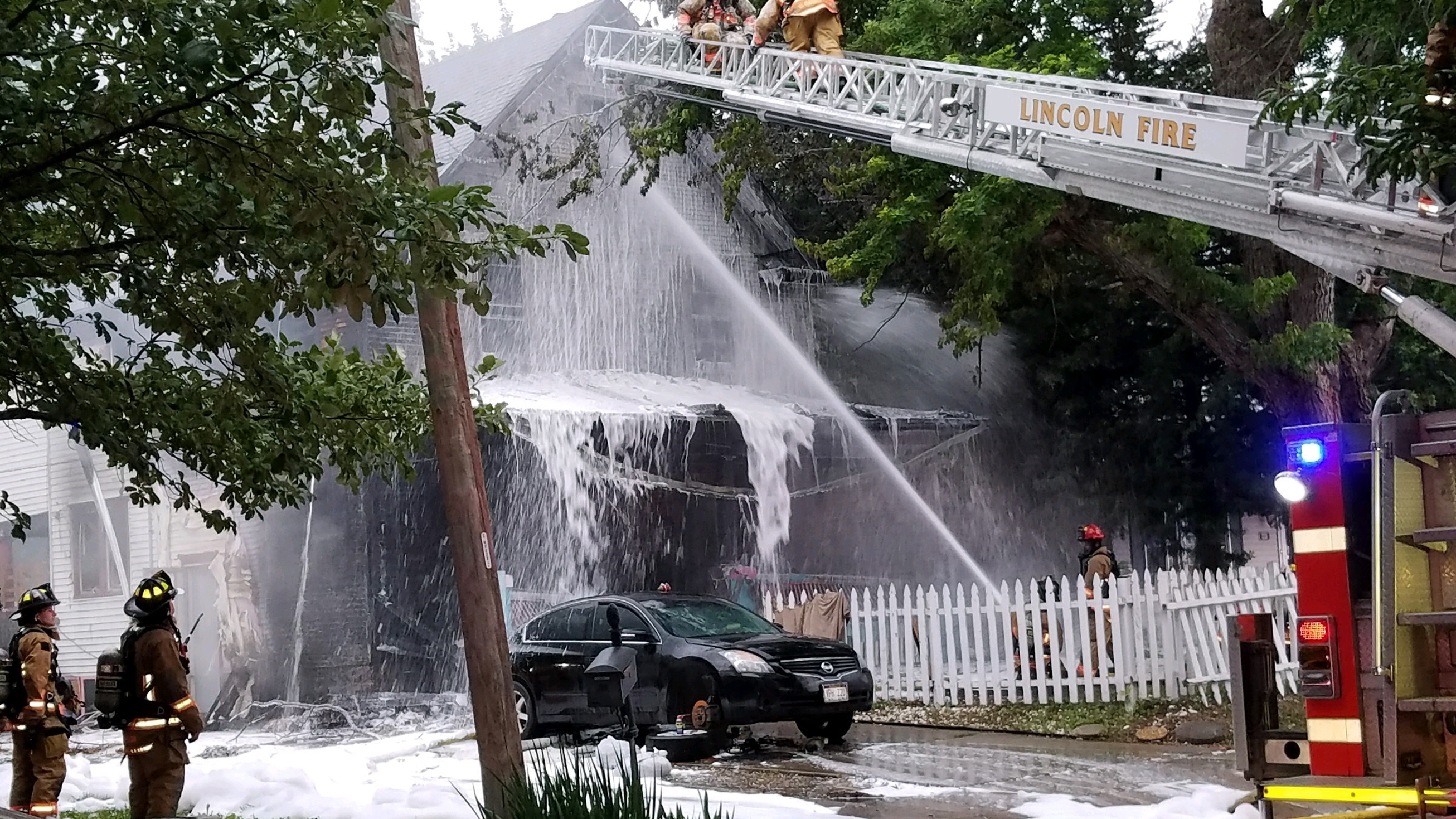 Lincoln woman barely escapes house fire, five cats remain missing